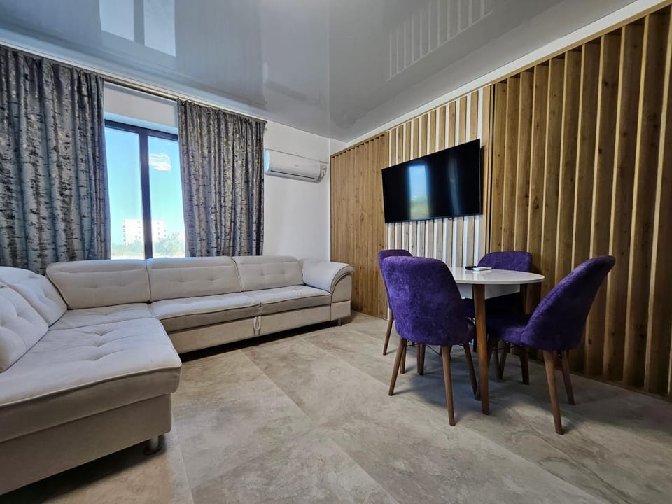 Communal lounge/ TV room, TV and multimedia, Living room, Seating area, Evening entertainment