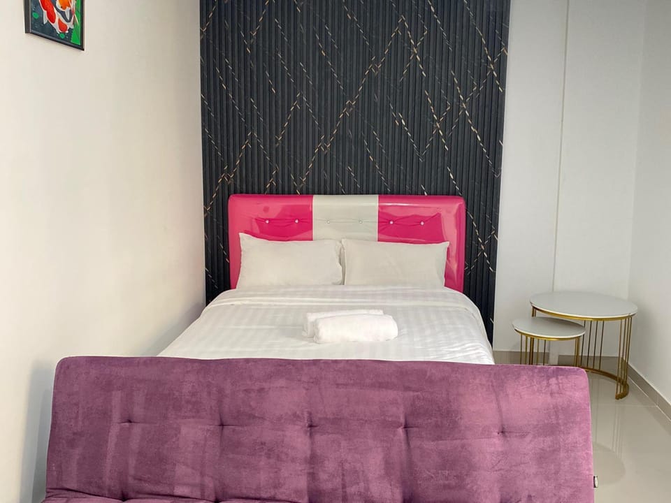 Bed, Bedroom, towels