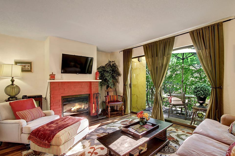 Communal lounge/ TV room, TV and multimedia, Living room, Seating area