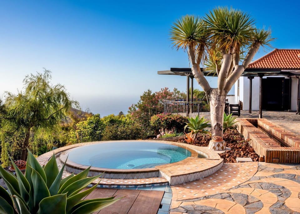 View (from property/room), Sea view, Swimming pool