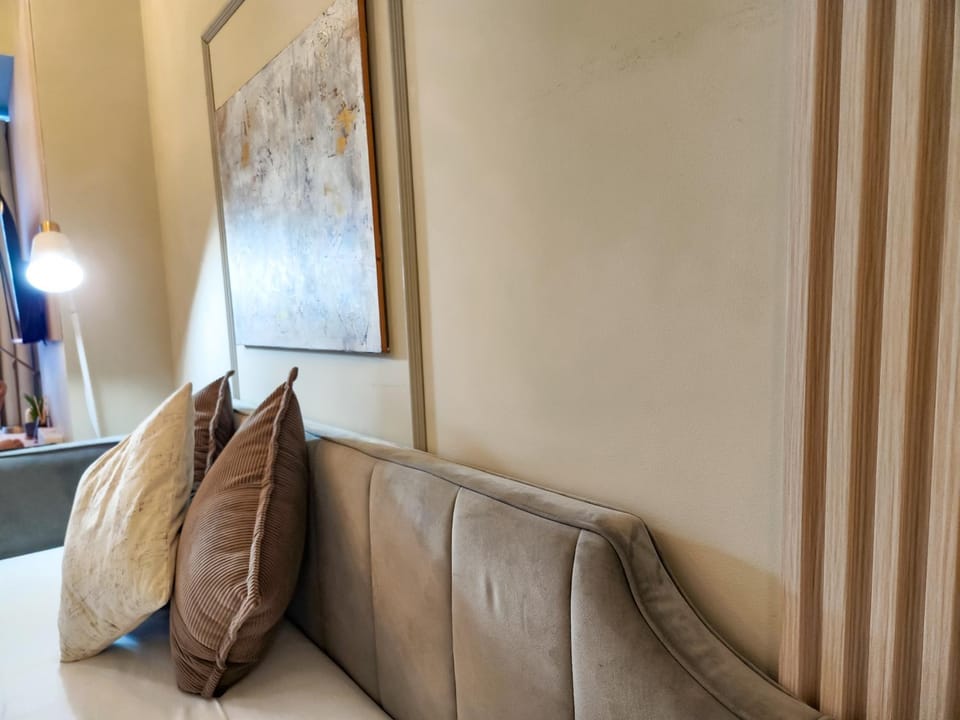 LUXESTAYSMNL Parisian Charm 1BR Suite Pool Gym 400MBPS WiFi Netflix Amazing City View Apartment hotel in Makati