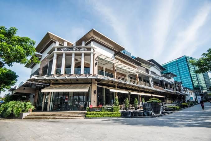 LUXESTAYSMNL Parisian Charm 1BR Suite Pool Gym 400MBPS WiFi Netflix Amazing City View Apartment hotel in Makati