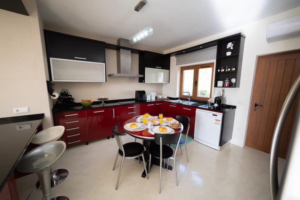 Coffee/tea facilities, Kitchen or kitchenette, Food and drinks, Photo of the whole room, Dining area, Food, dishwasher, heating, heating, internet, minibar, oven, pet friendly, soundproof, stove, toaster