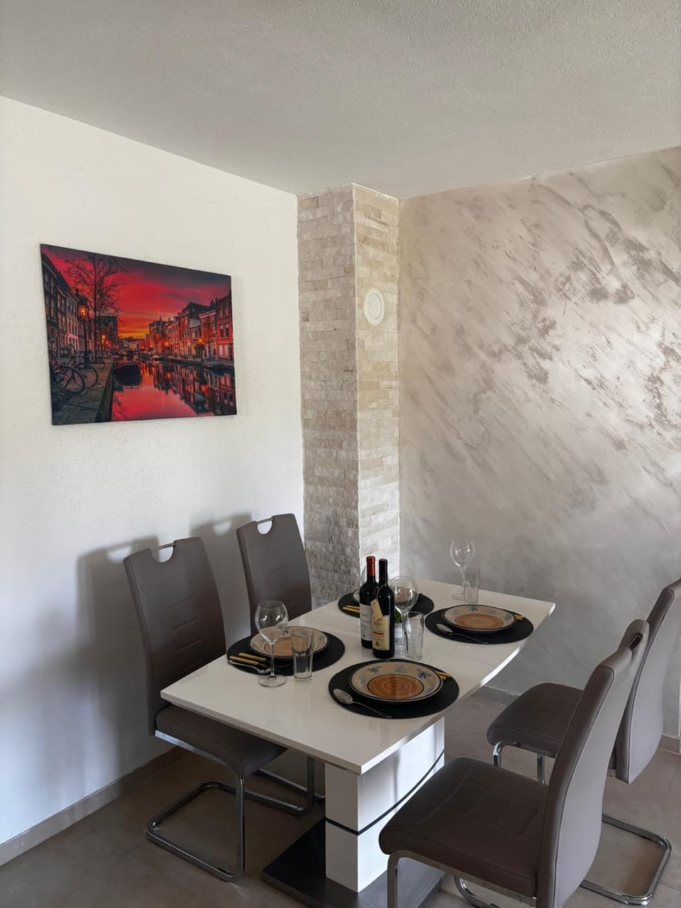 Living room, Seating area, Dining area, Drinks