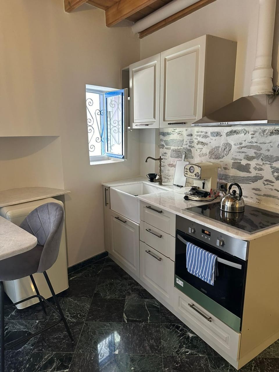 Coffee/tea facilities, Kitchen or kitchenette, Dining area, oven, stove