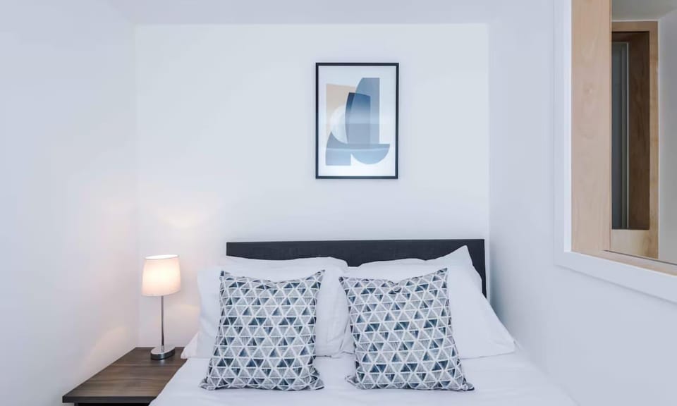 Bed, Photo of the whole room, Decorative detail, Bedroom