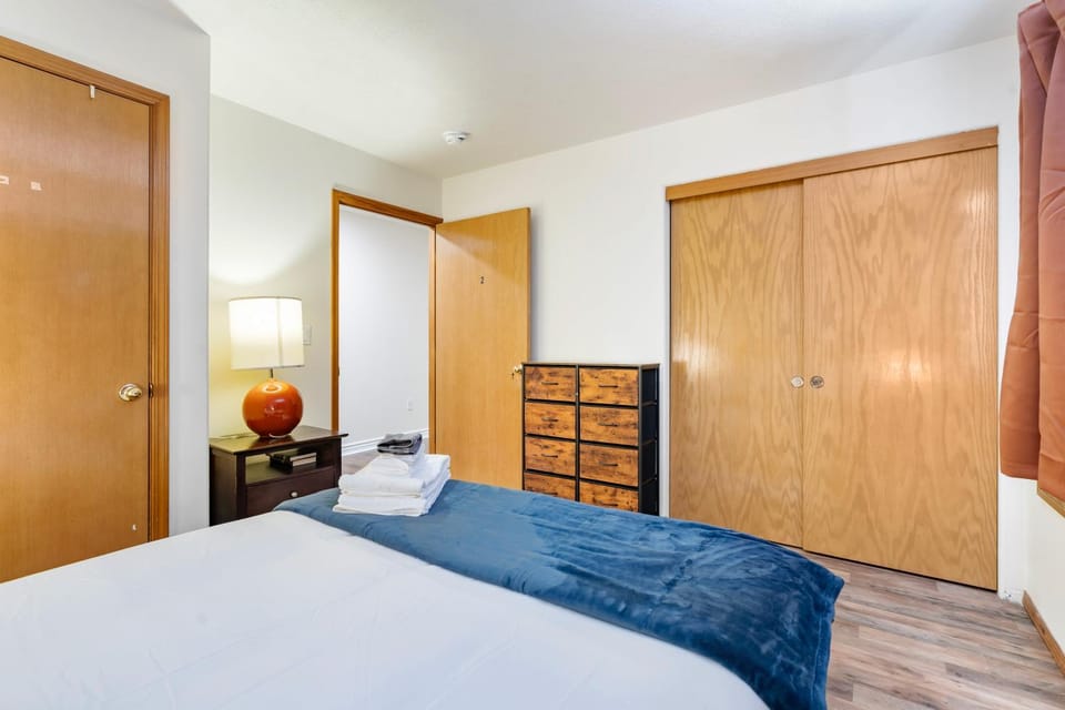 Bed, Photo of the whole room, Bedroom, wardrobe