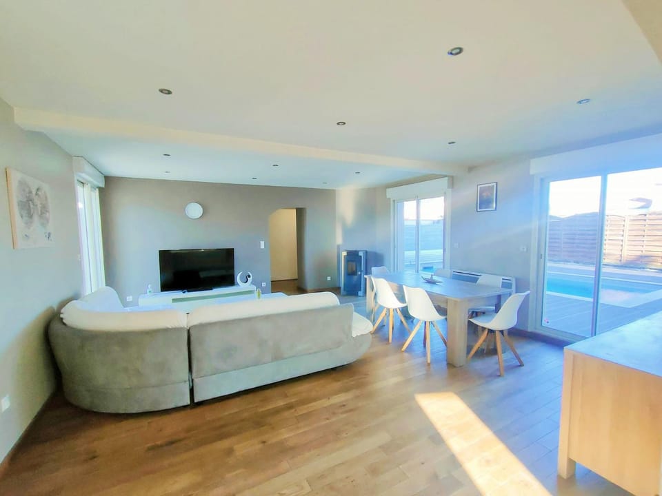 Communal lounge/ TV room, TV and multimedia, Living room, Seating area, Dining area