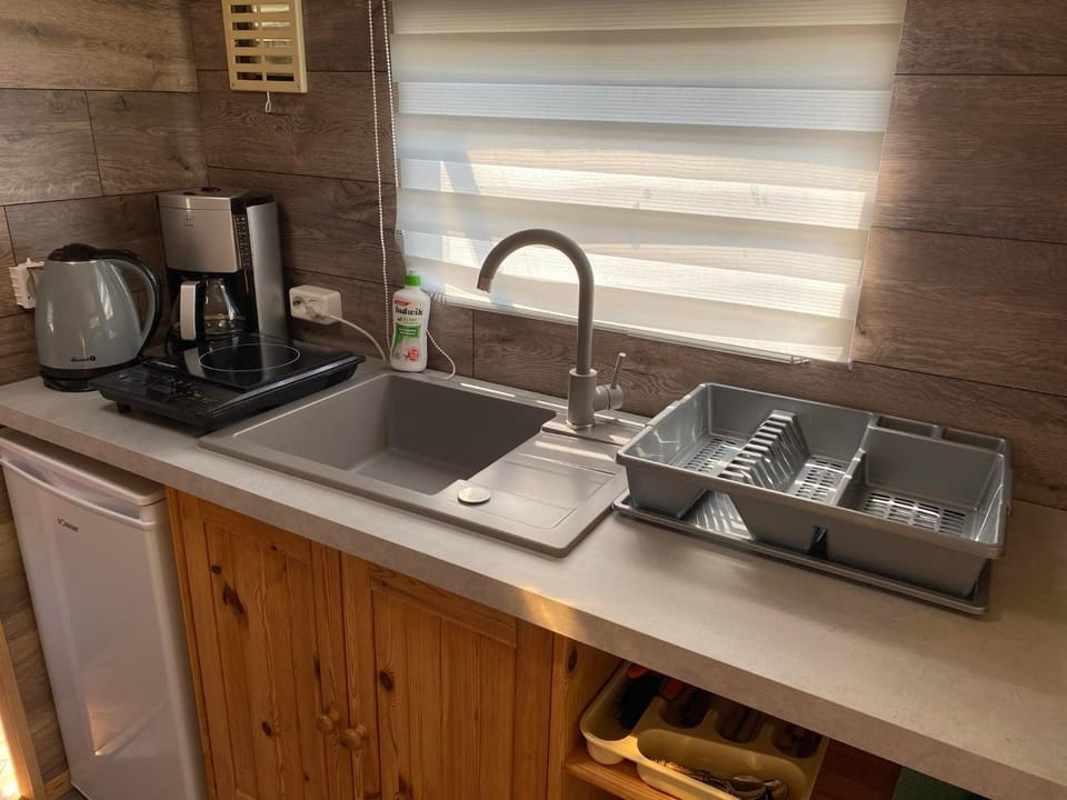 Coffee/tea facilities, Kitchen or kitchenette, stove