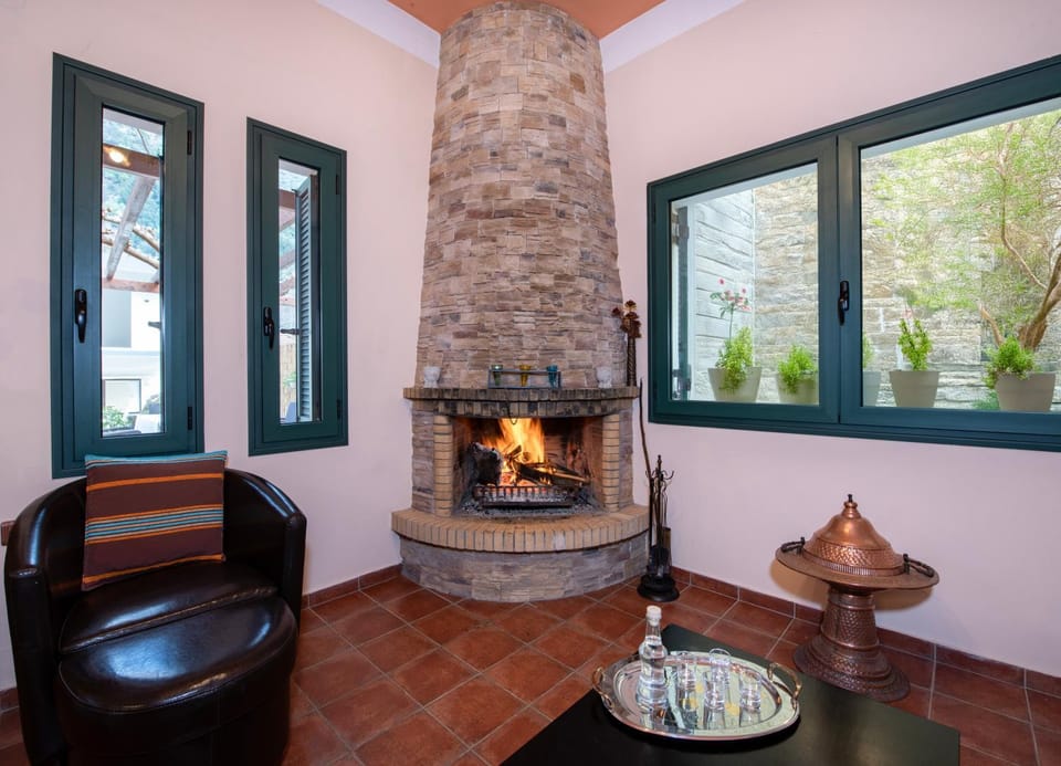 Living room, Seating area, Drinks, fireplace