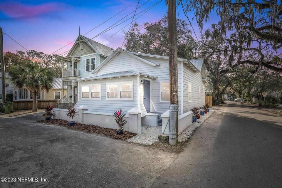 Property building, Neighbourhood, Street view, Quiet street view
