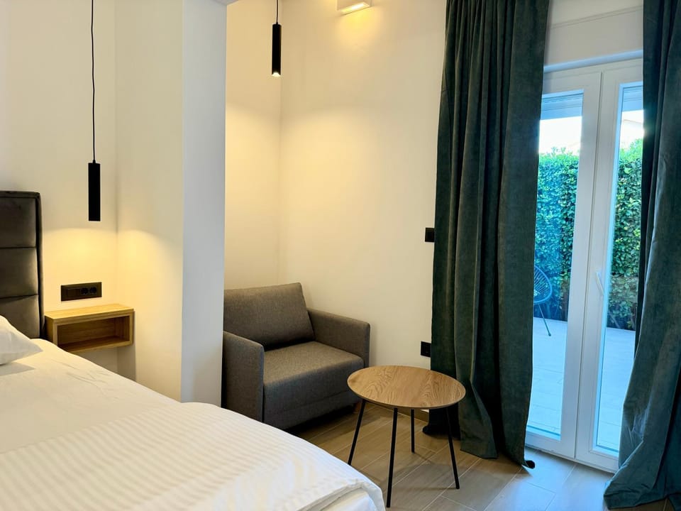 Bed, Seating area