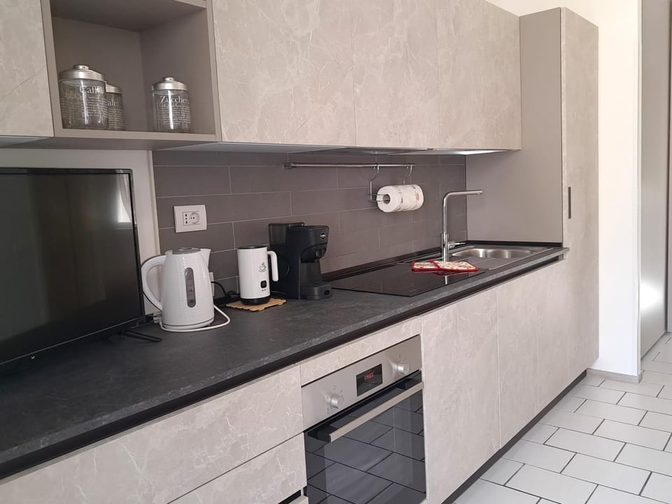 Coffee/tea facilities, Kitchen or kitchenette, stove