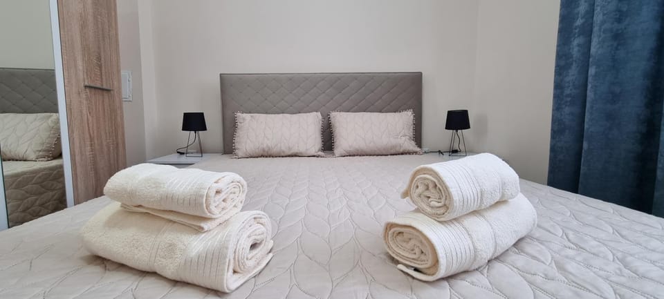 Bed, Bedroom, towels