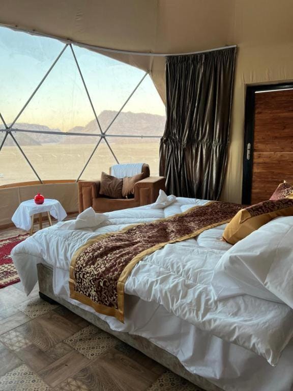 Bed, Natural landscape, Photo of the whole room, Bedroom