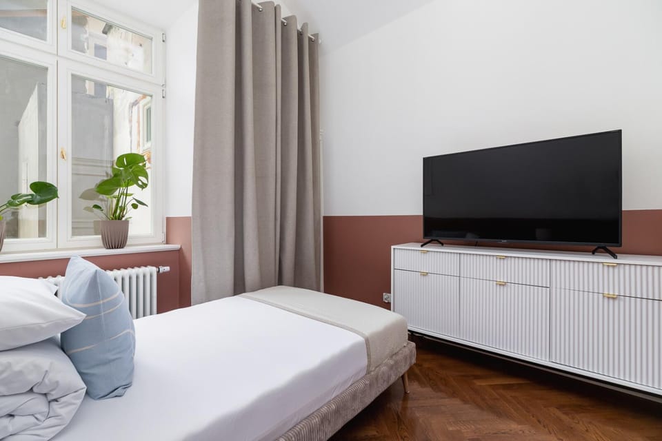 Bed, TV and multimedia, Bedroom
