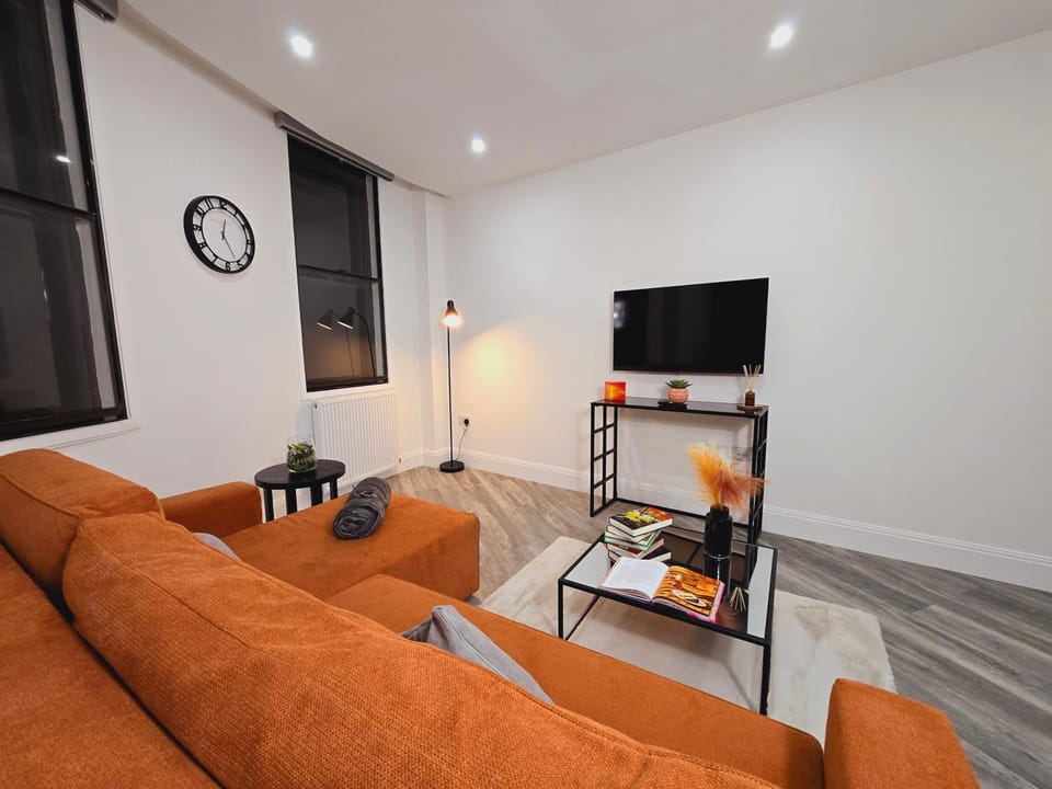 Communal lounge/ TV room, TV and multimedia, Living room, Seating area, Evening entertainment