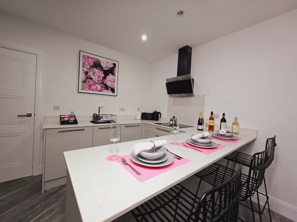 Kitchen or kitchenette, Food and drinks, Dining area, stove