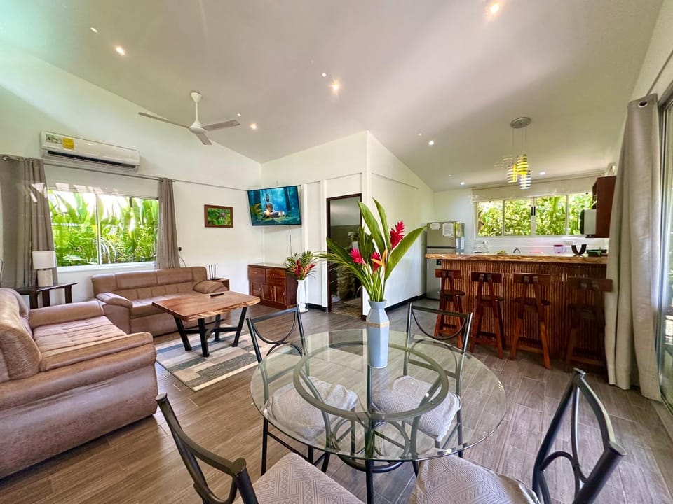 Kitchen or kitchenette, Living room, Seating area, Dining area