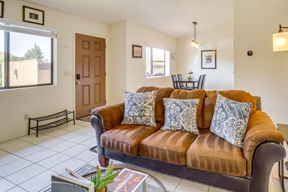 Sedona Condo on Golf Course w/ Pool Access! House in Village of Oak Creek