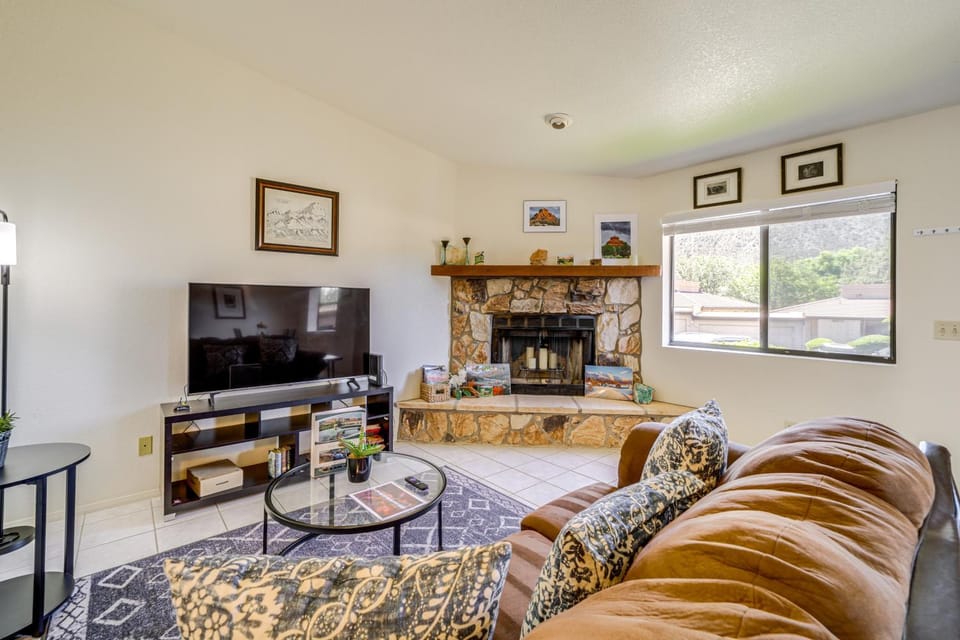 Sedona Condo on Golf Course w/ Pool Access! House in Village of Oak Creek