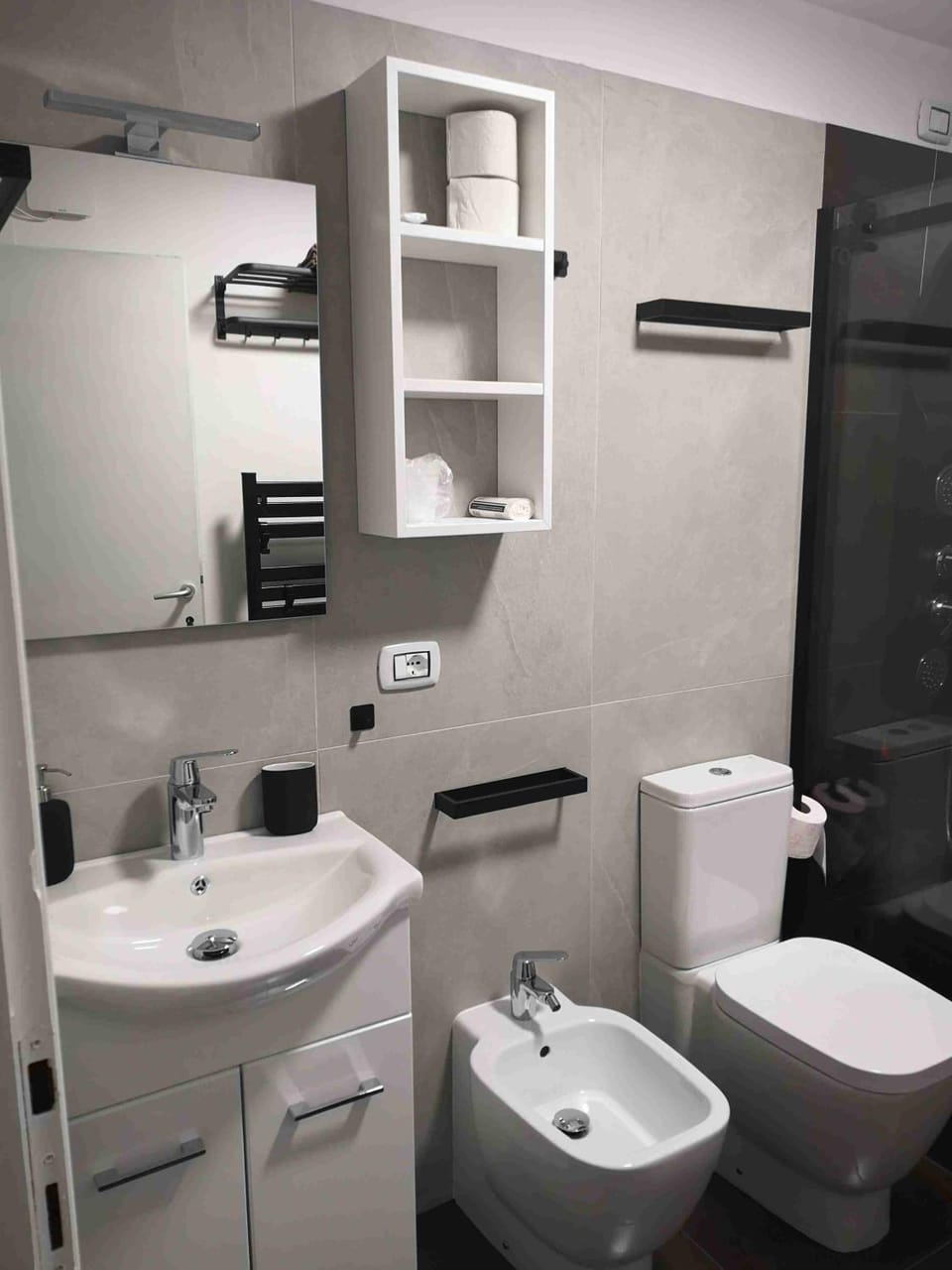 Toilet, bidet