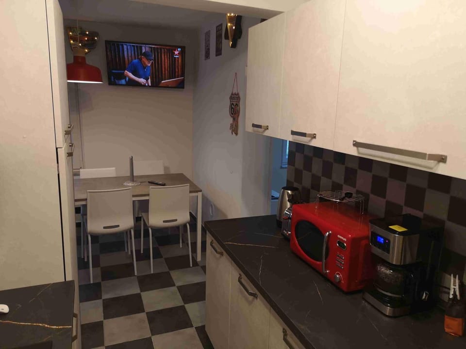 Coffee/tea facilities, Kitchen or kitchenette, Dining area