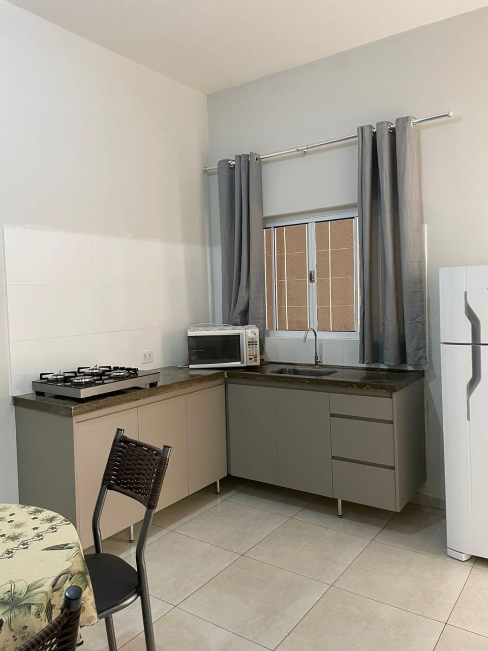 Restaurant/places to eat, Kitchen or kitchenette, Communal kitchen, Dinner, microwave, stove, stove, kitchen