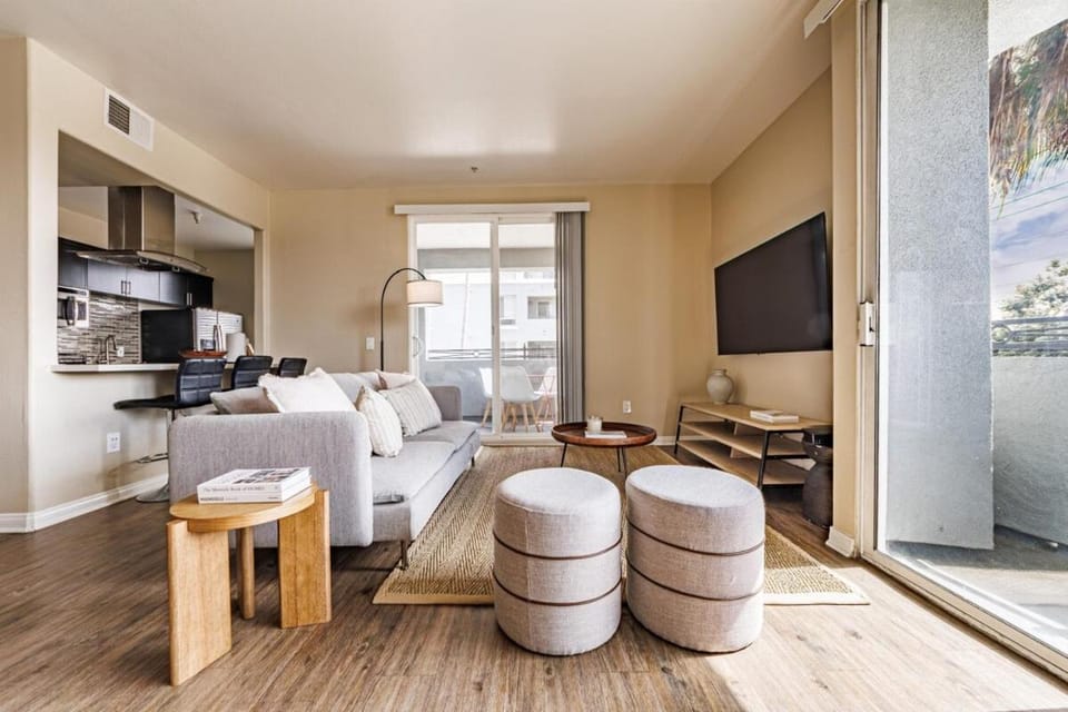 Spacious 3-Bedroom 3BTH Apt in Marina Del Rey! Pool, Hot Tub Apartment in Marina del Rey