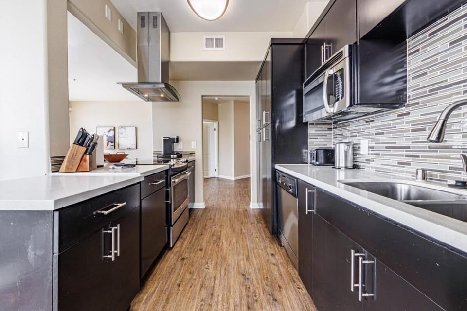 Spacious 3-Bedroom 3BTH Apt in Marina Del Rey! Pool, Hot Tub Apartment in Marina del Rey