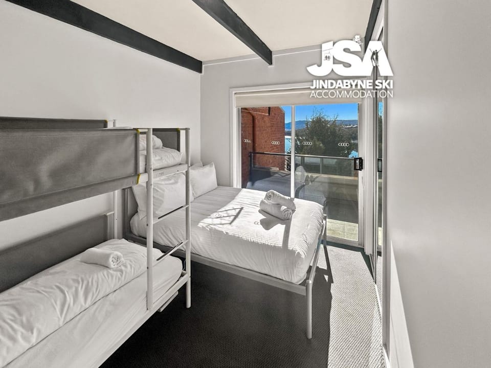 Bed, Bedroom, bunk bed, towels