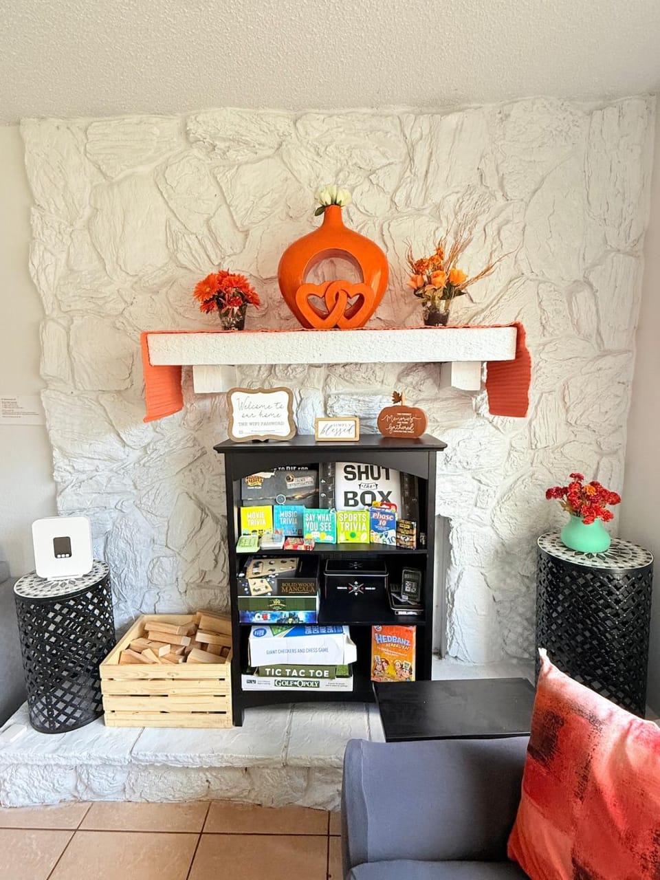 Communal lounge/ TV room, Game Room, TV and multimedia, Living room, Seating area, Entertainment, internet, internet