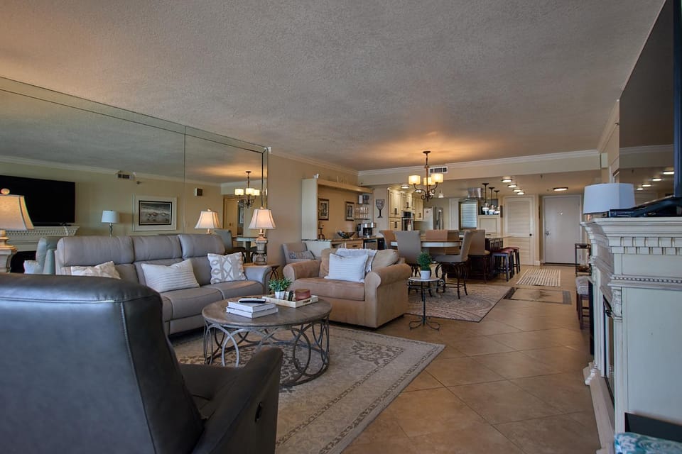 Elegant spacious beachfront, free seasonal beach service, huge lanai Apartment in Okaloosa Island