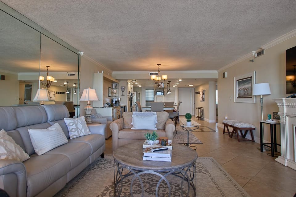 Elegant spacious beachfront, free seasonal beach service, huge lanai Apartment in Okaloosa Island