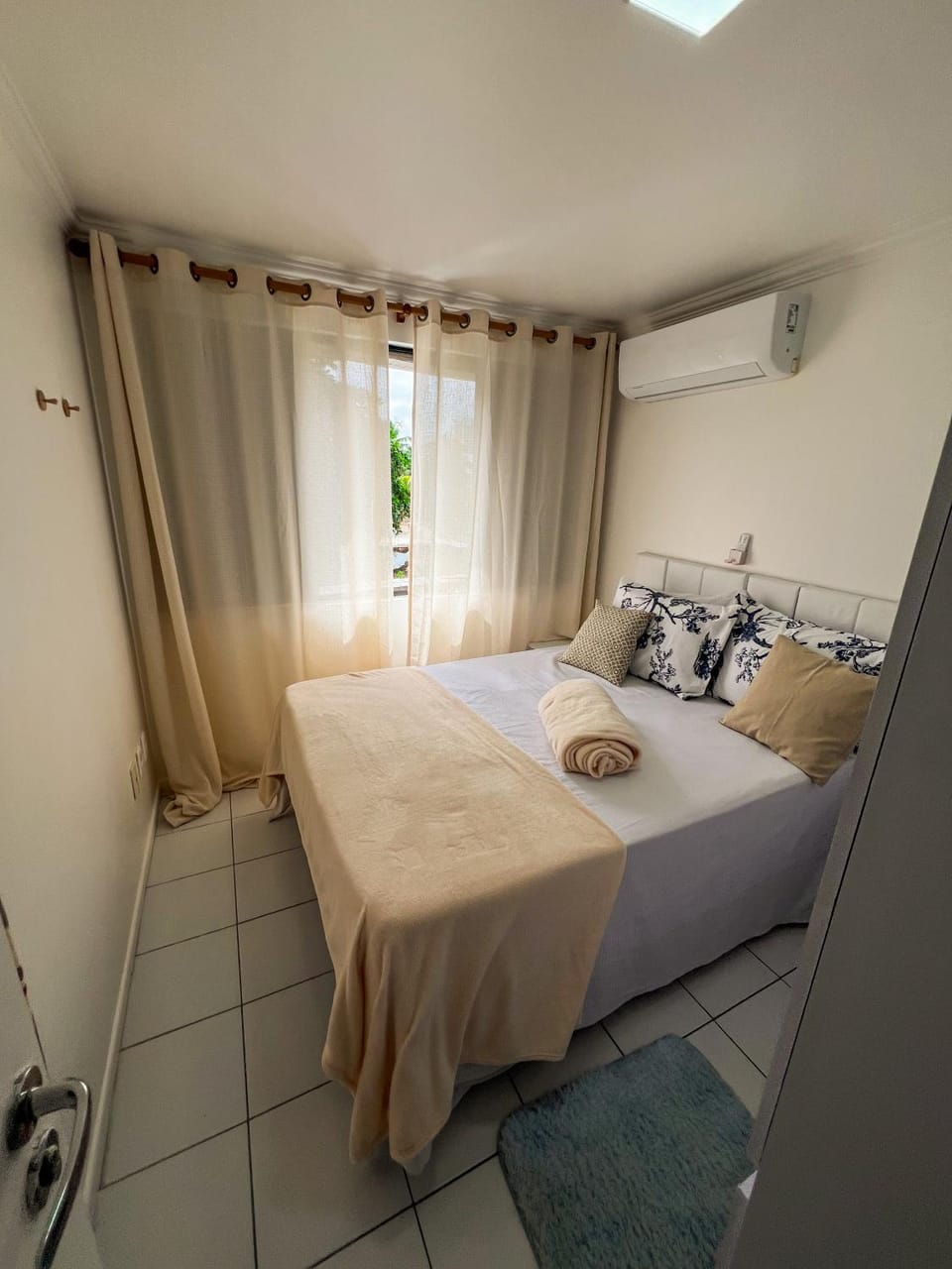 Bed, Bedroom, towels, air conditioner