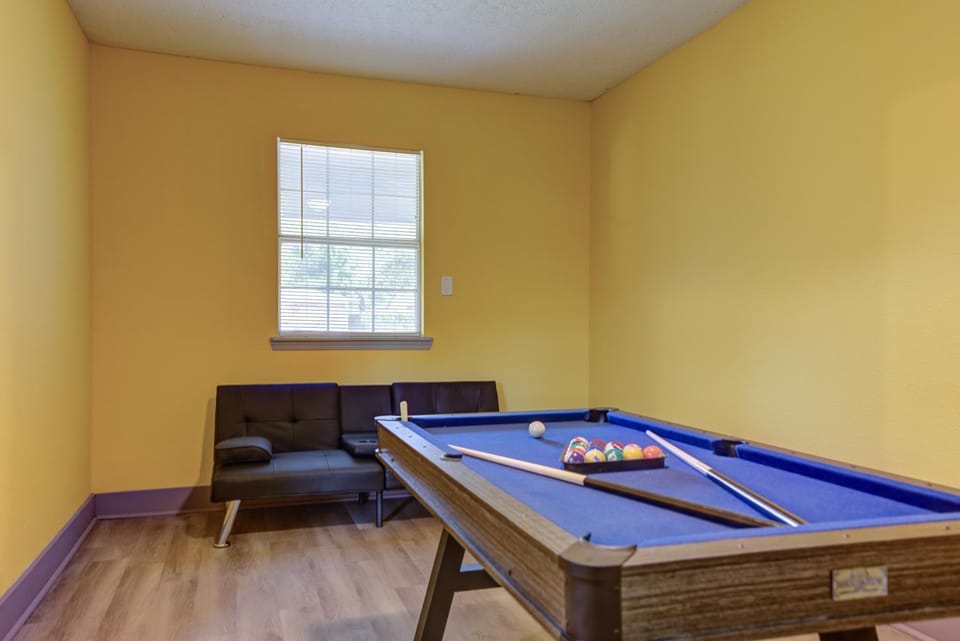 Billiard, Game Room