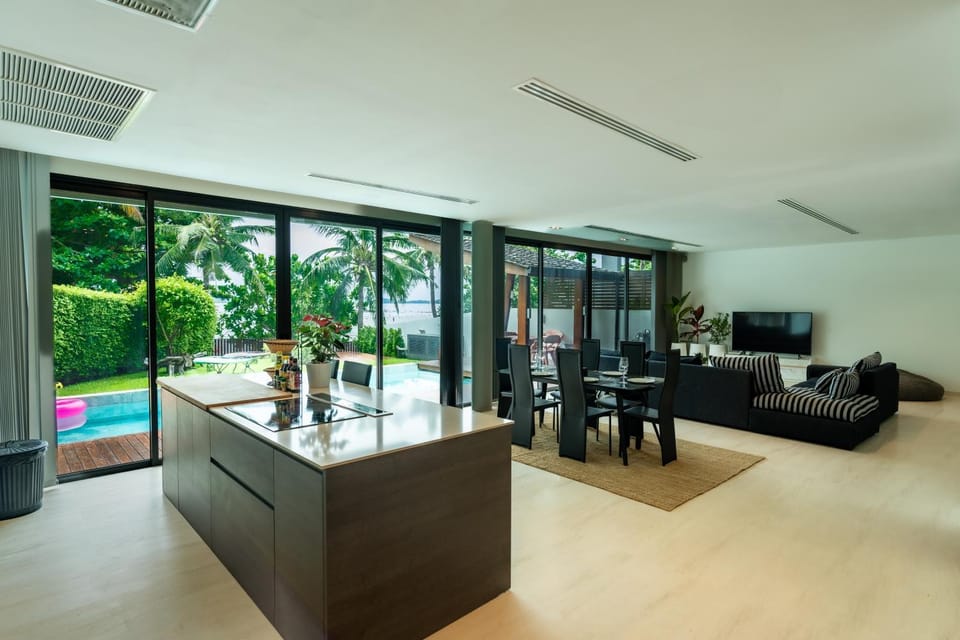 Communal lounge/ TV room, TV and multimedia, Living room, Seating area, Dining area, Evening entertainment, Pool view, Swimming pool