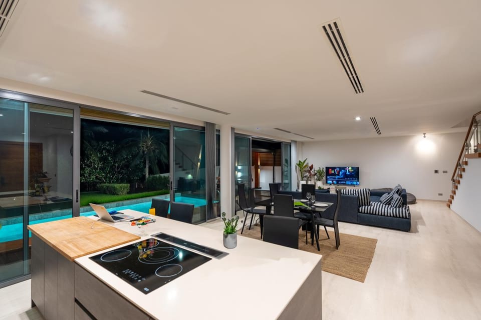 Communal lounge/ TV room, TV and multimedia, Living room, Seating area, Dining area, Evening entertainment, Pool view, Swimming pool