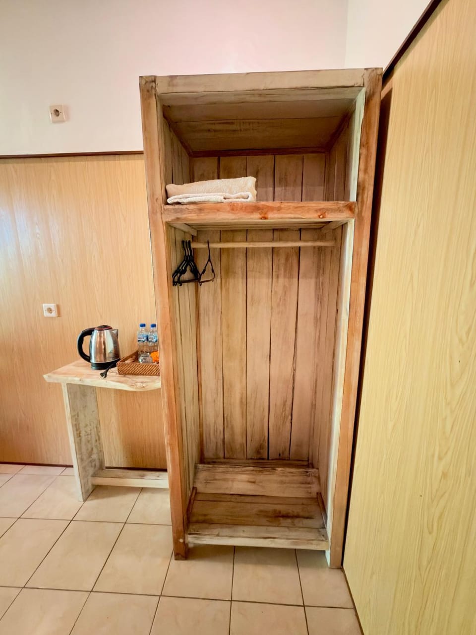 Coffee/tea facilities, Kitchen or kitchenette, minibar, wardrobe