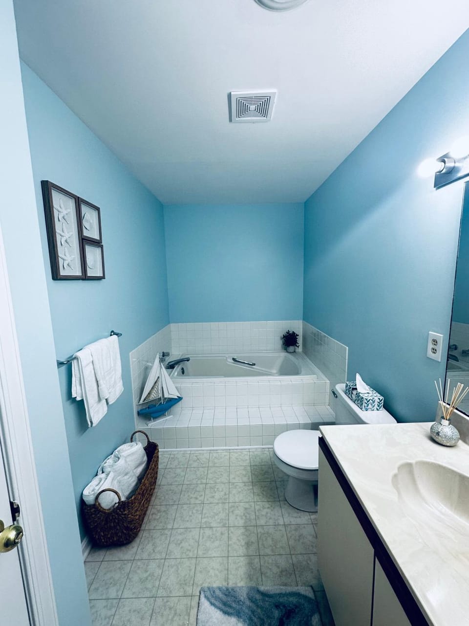 Shower, Toilet, Bathroom, Photo of the whole room, Bath, towels