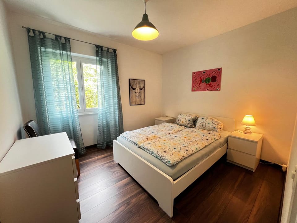 Photo of the whole room, Bedroom