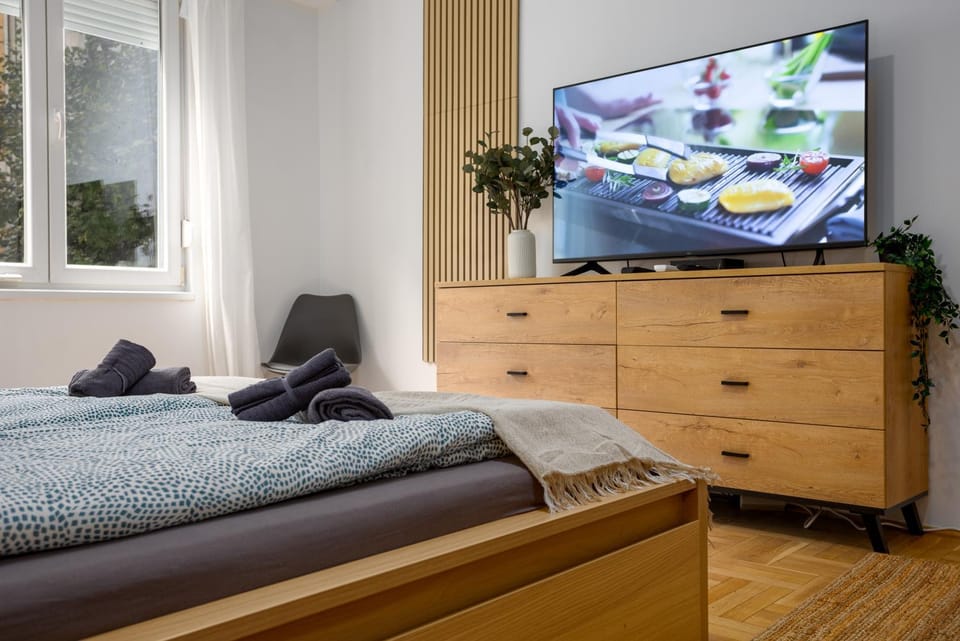Bed, TV and multimedia, Bedroom