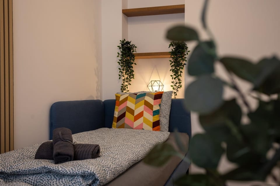 Bed, Bedroom, towels