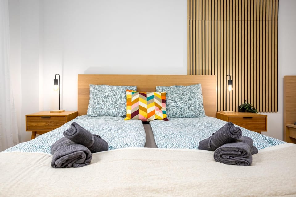 Bed, Bedroom, towels