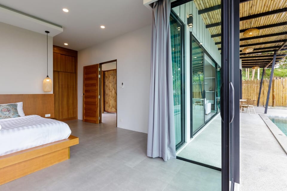 Photo of the whole room, Bedroom