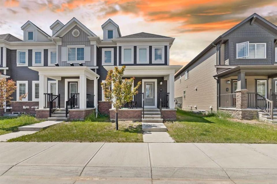 Green Acres by YYC Airport House in Calgary