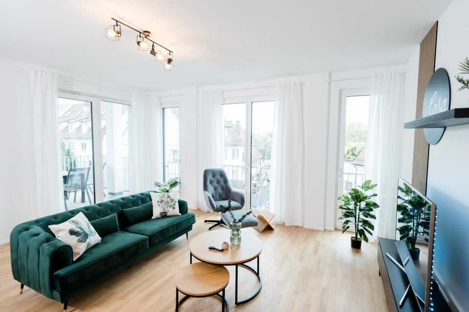 TV and multimedia, Living room, Seating area, Evening entertainment