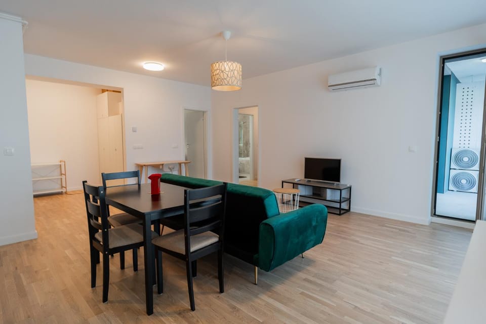 TV and multimedia, Living room, Seating area, Dining area, air conditioner