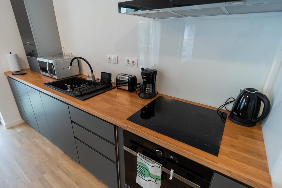 Coffee/tea facilities, Kitchen or kitchenette, microwave, oven, stove, toaster