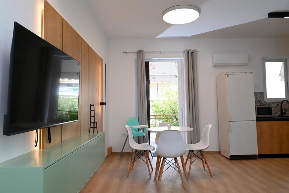 TV and multimedia, Living room, Seating area, Dining area, air conditioner
